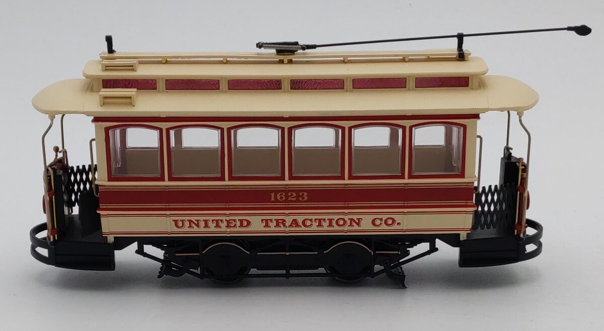 Bachmann 25128 On30 United Traction Co. Powered Closed Streetcar LN/Box