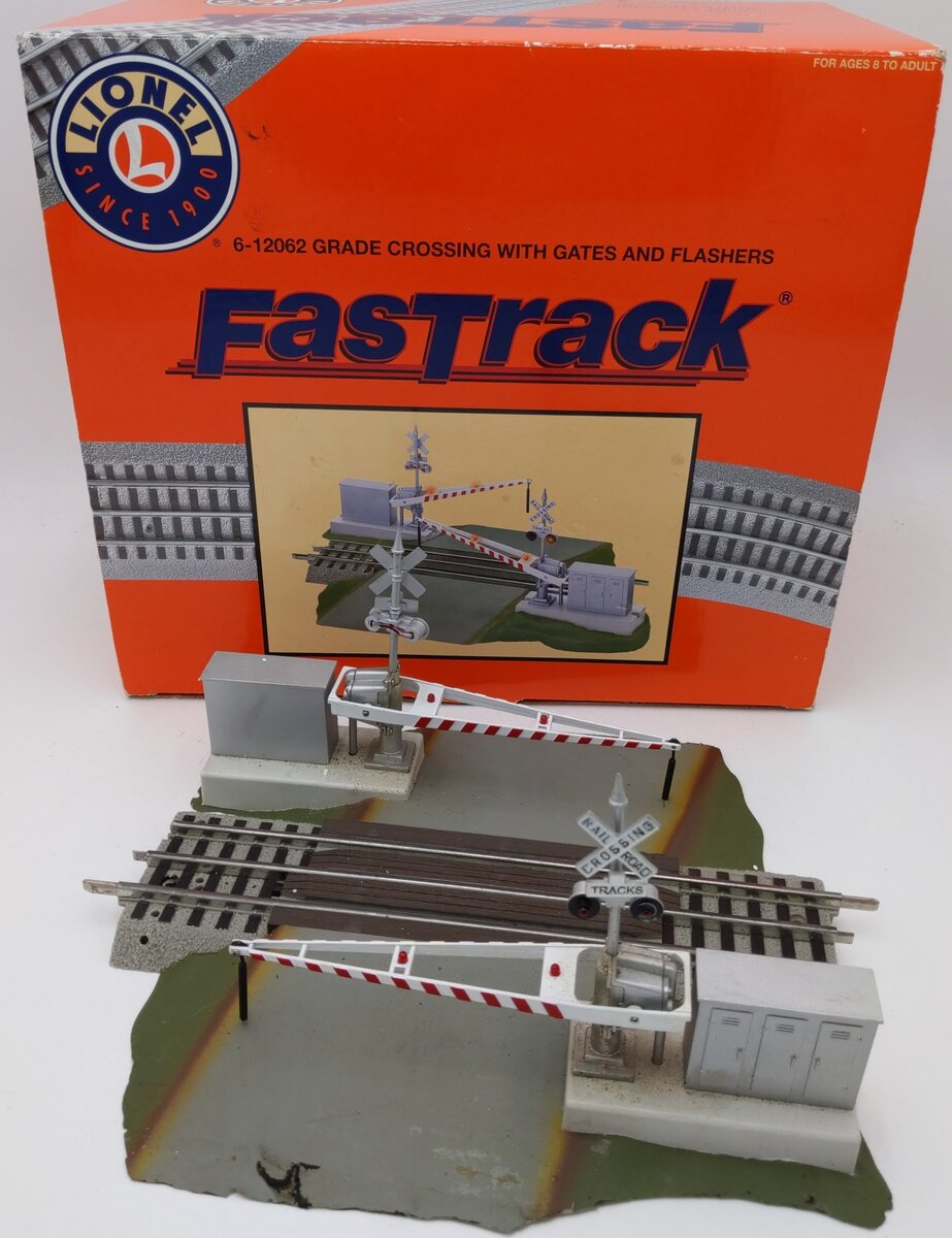 Lionel 6-12062 O Grade Crossing With Gates & Flashers/Box