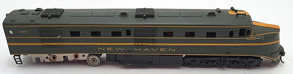 Athearn DL-109 HO Scale New Haven Diesel Locomotive #0718/Box