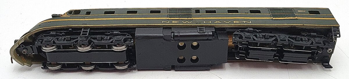 Athearn DL-109 HO Scale New Haven Diesel Locomotive #0718/Box