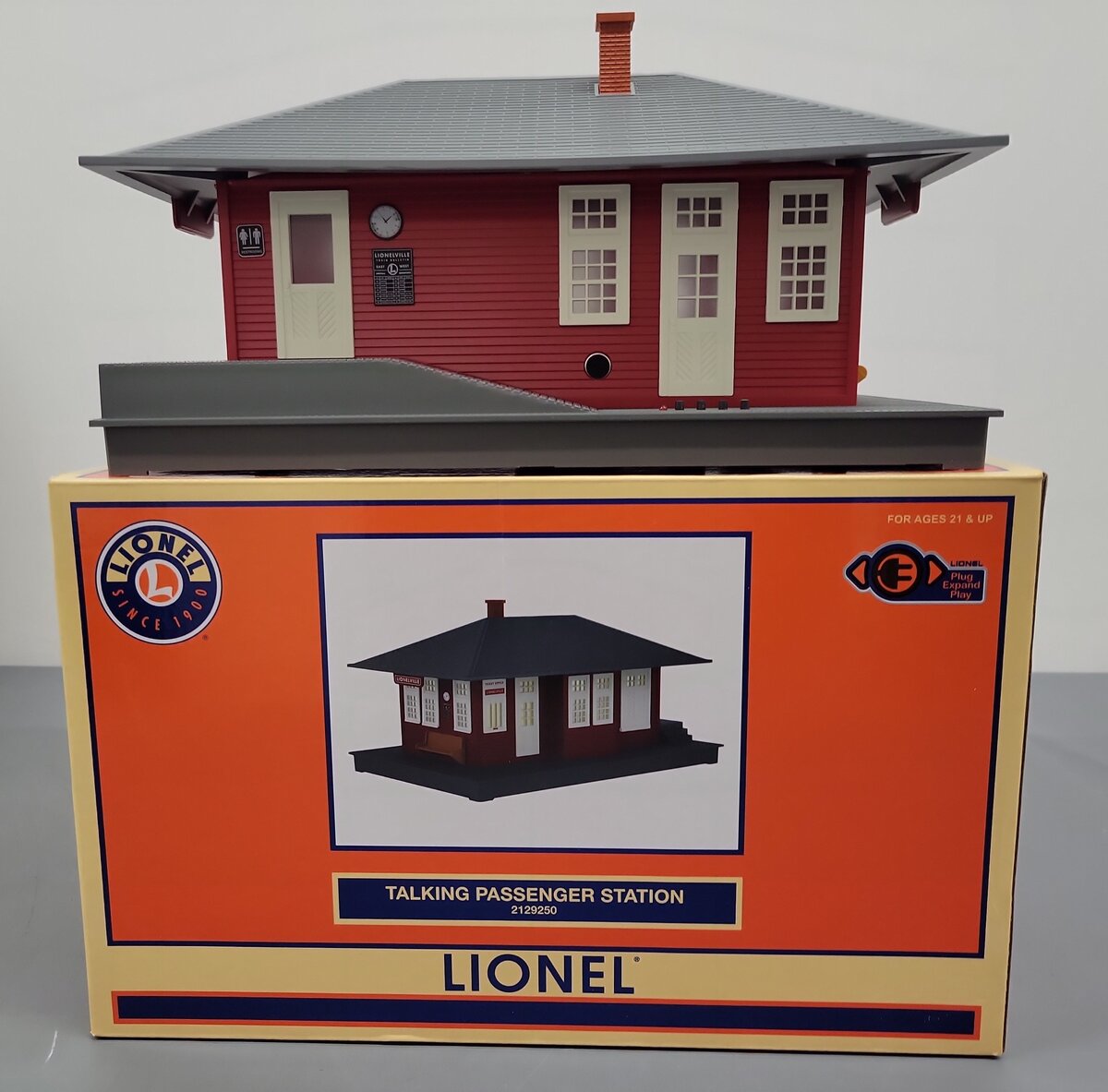 Lionel 2129250 O Plug-Expand-Play Talking Passenger Station EX/Box