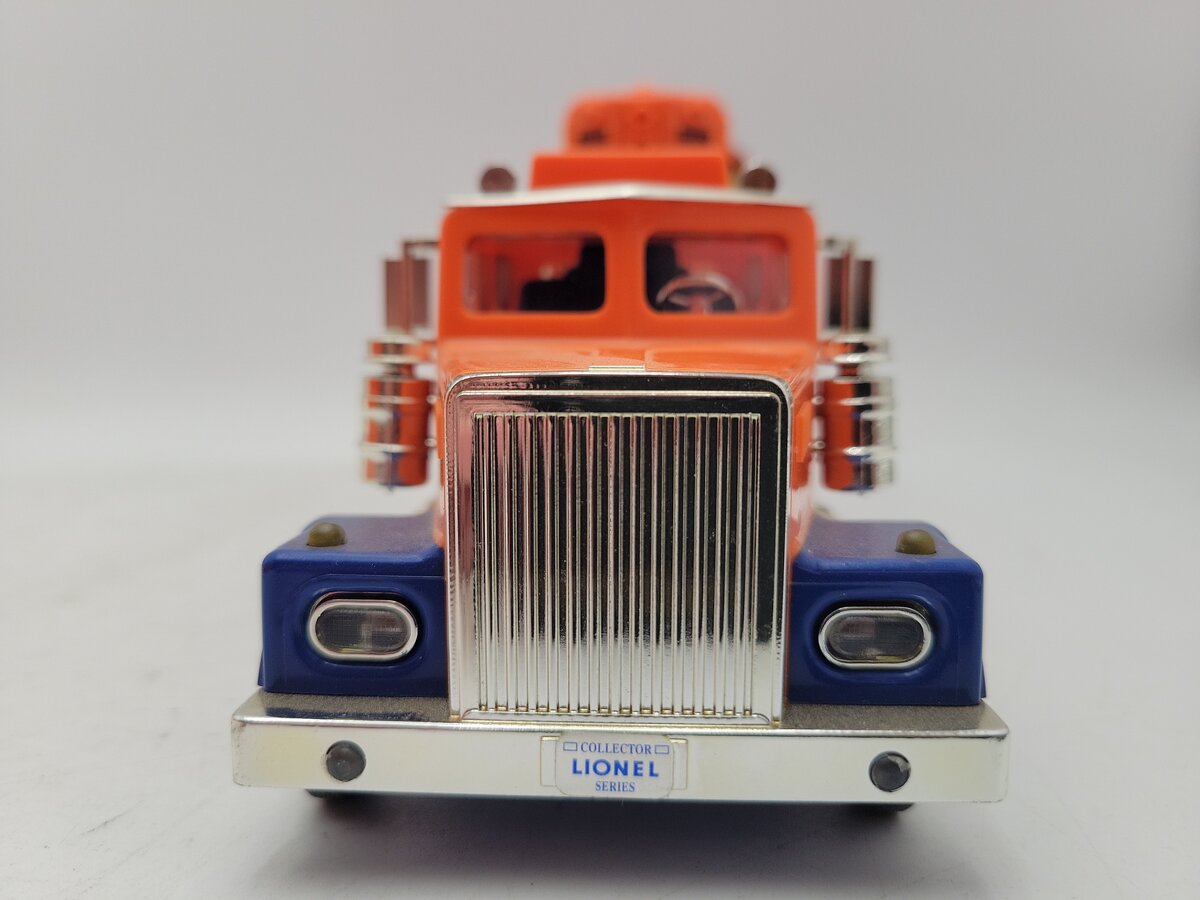 Lionel TMT-18416 LT-702 Lionel Lines Flatbed Toy Truck with Diesel Locomotive EX/Box