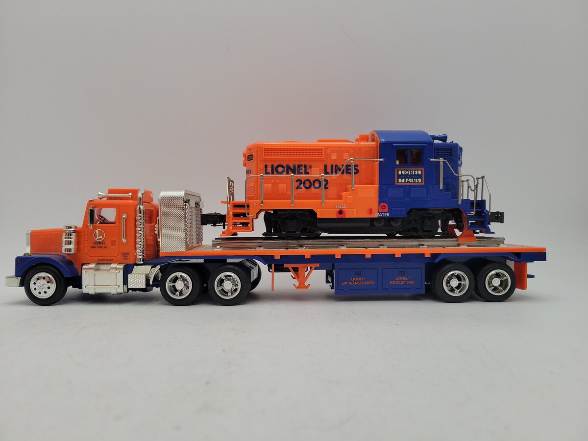 Lionel TMT-18416 LT-702 Lionel Lines Flatbed Toy Truck with Diesel Locomotive EX/Box