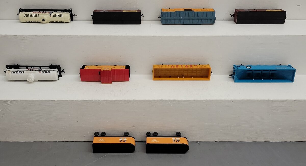 Assorted HO Scale Freight Cars and Traliers [10] VG