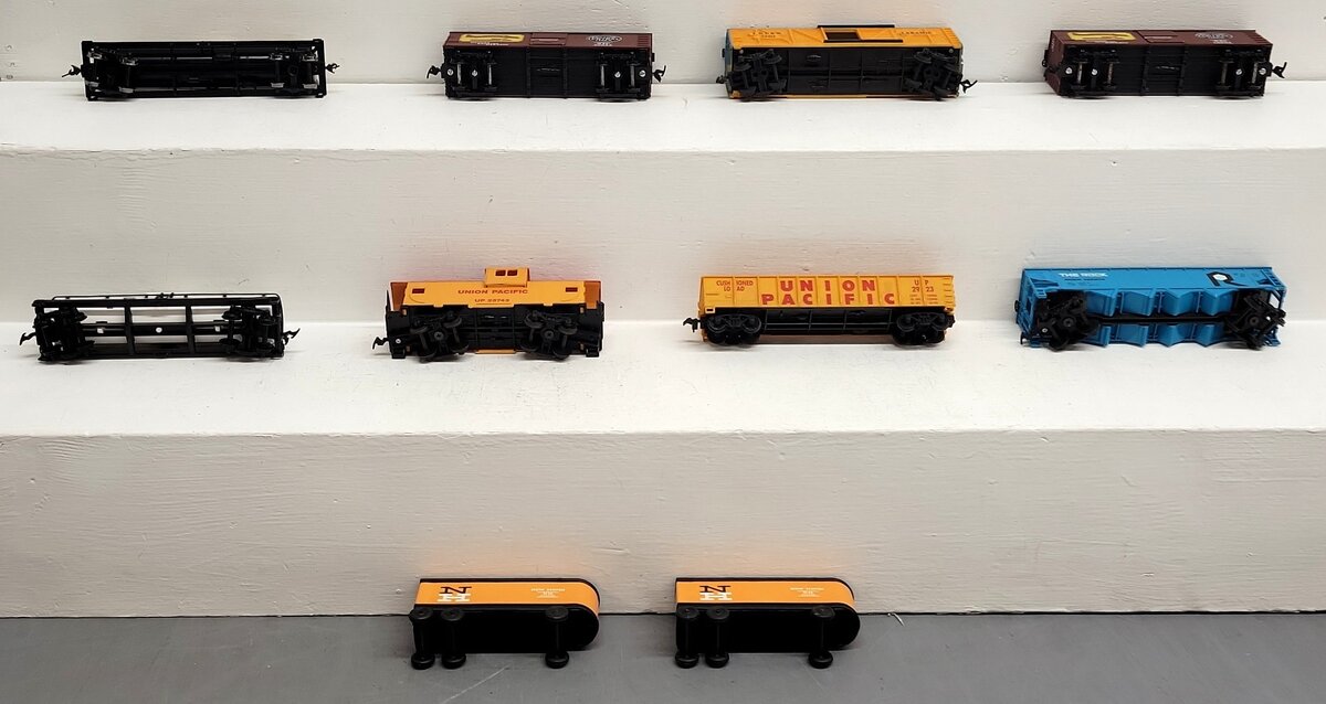 Assorted HO Scale Freight Cars and Traliers [10] VG