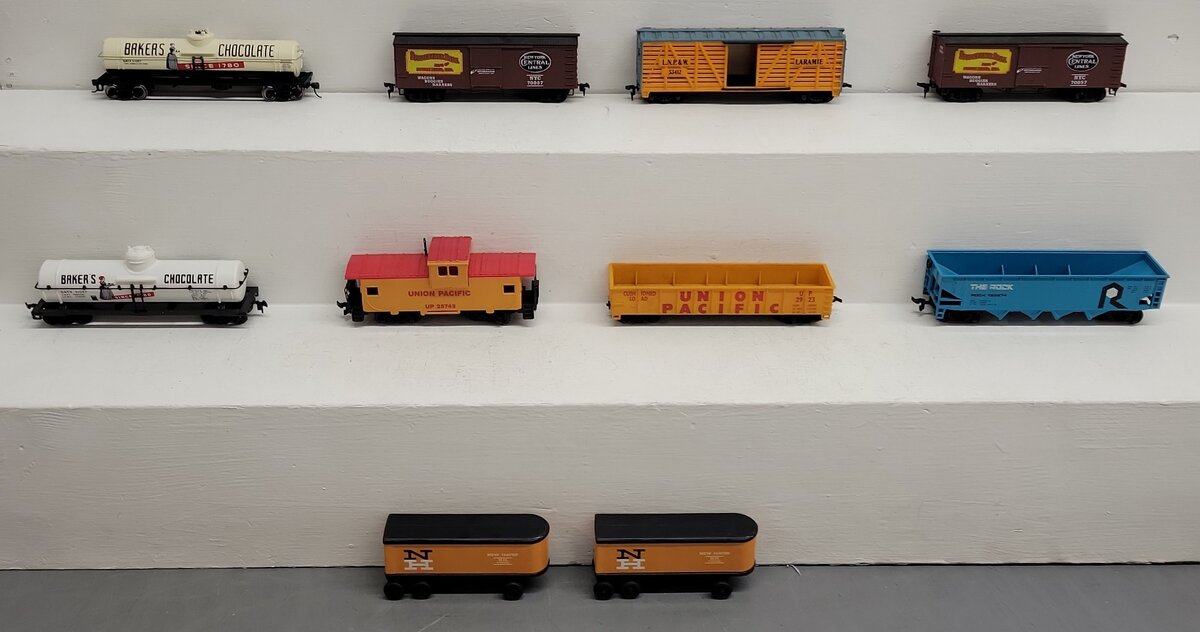 Assorted HO Scale Freight Cars and Traliers [10] VG