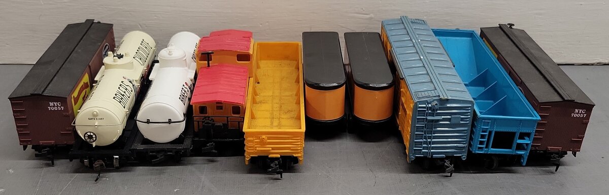 Assorted HO Scale Freight Cars and Traliers [10] VG