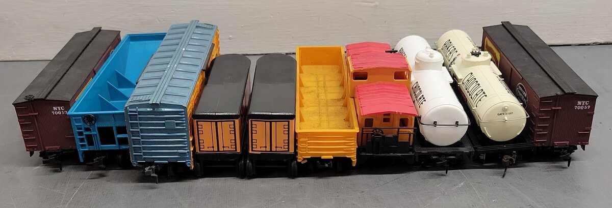 Assorted HO Scale Freight Cars and Traliers [10] VG
