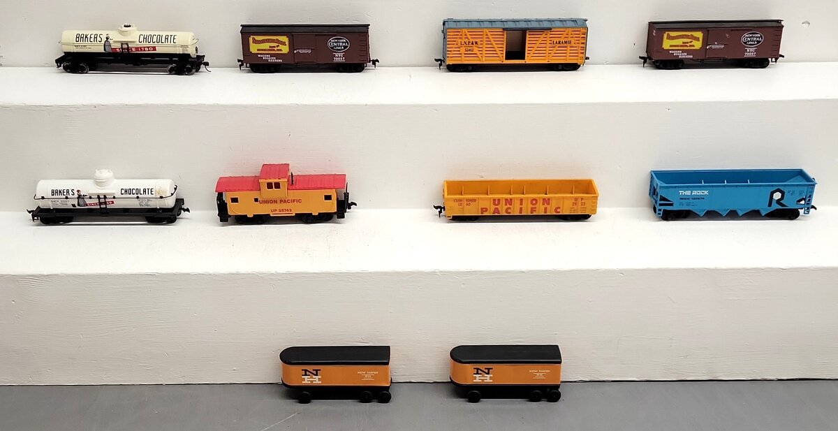 Assorted HO Scale Freight Cars and Traliers [10] VG