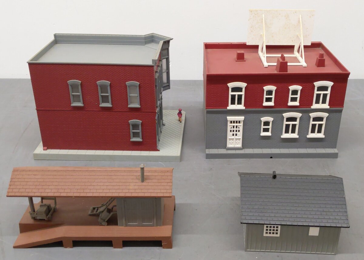 MTH & Plasticville O Gauge Buildings & Platform 30-9073, 30-9018, 30-9012 [4] VG