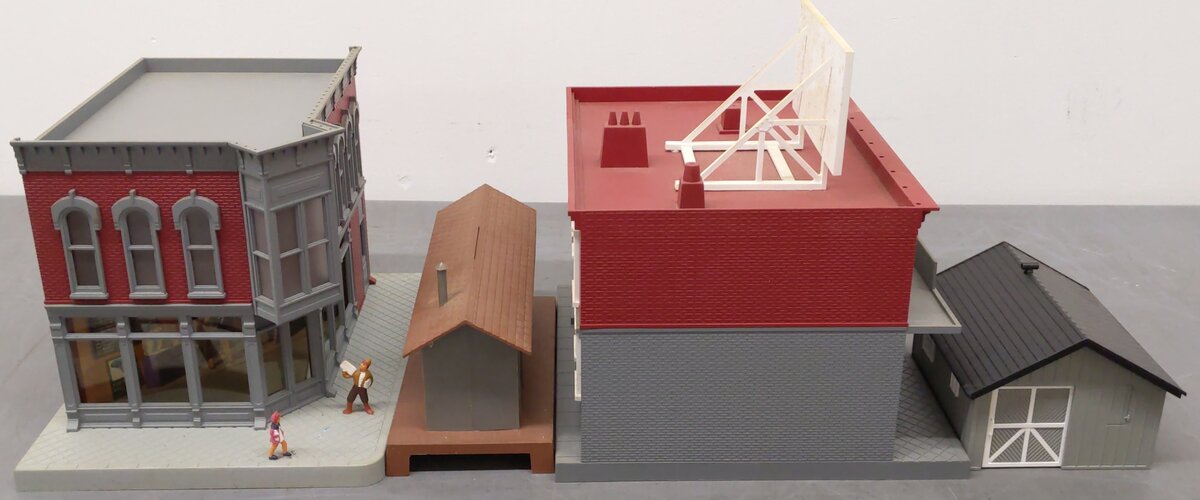 MTH & Plasticville O Gauge Buildings & Platform 30-9073, 30-9018, 30-9012 [4] VG