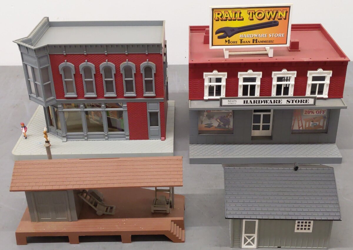 MTH & Plasticville O Gauge Buildings & Platform 30-9073, 30-9018, 30-9012 [4] VG