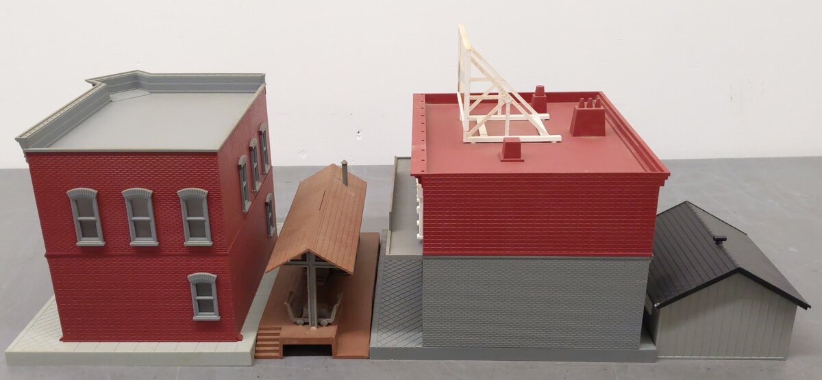 MTH & Plasticville O Gauge Buildings & Platform 30-9073, 30-9018, 30-9012 [4] VG