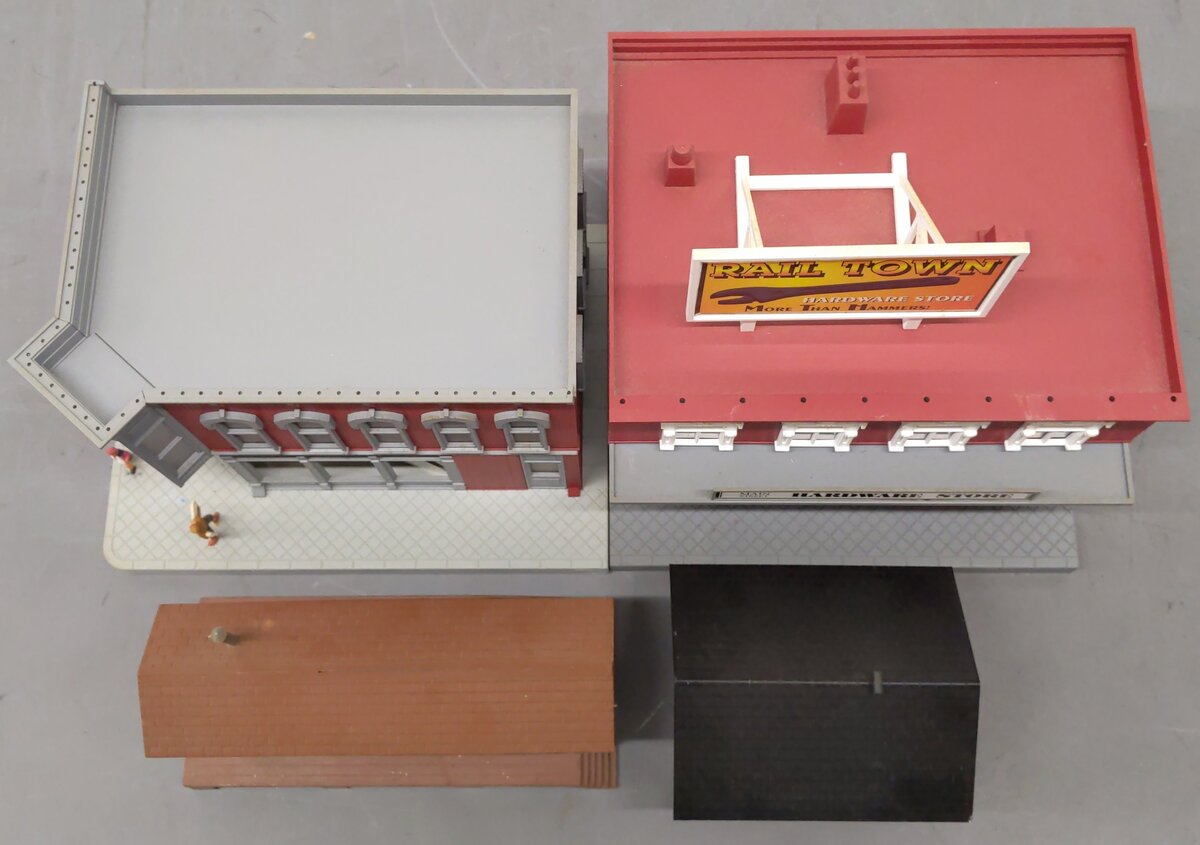 MTH & Plasticville O Gauge Buildings & Platform 30-9073, 30-9018, 30-9012 [4] VG