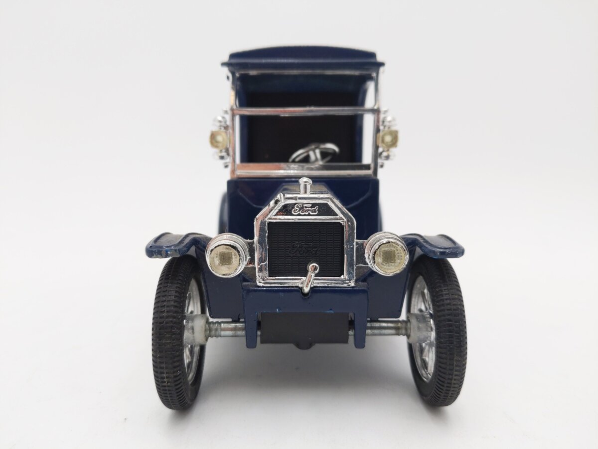 Ertl 1:25 1917 Hershey's Ford Model T Van Coin Bank EX