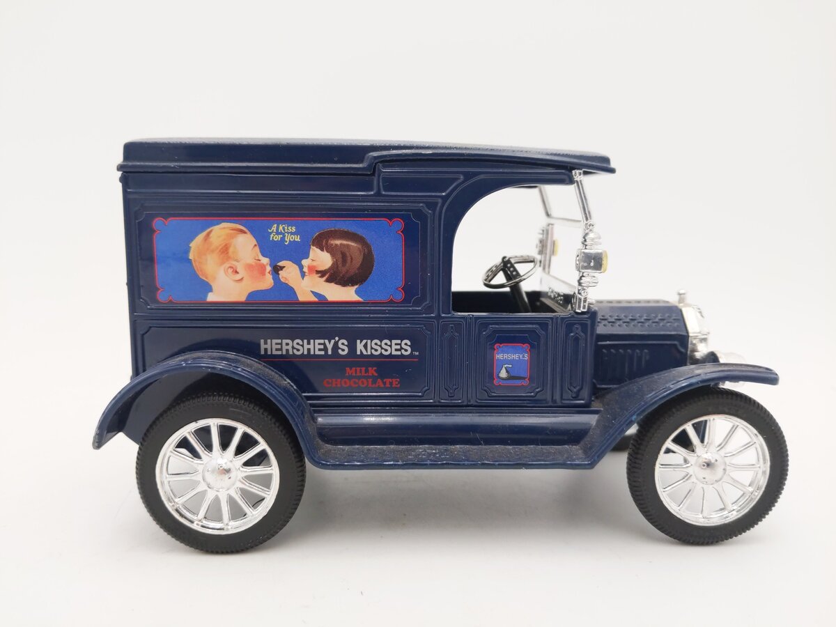 Ertl 1:25 1917 Hershey's Ford Model T Van Coin Bank EX