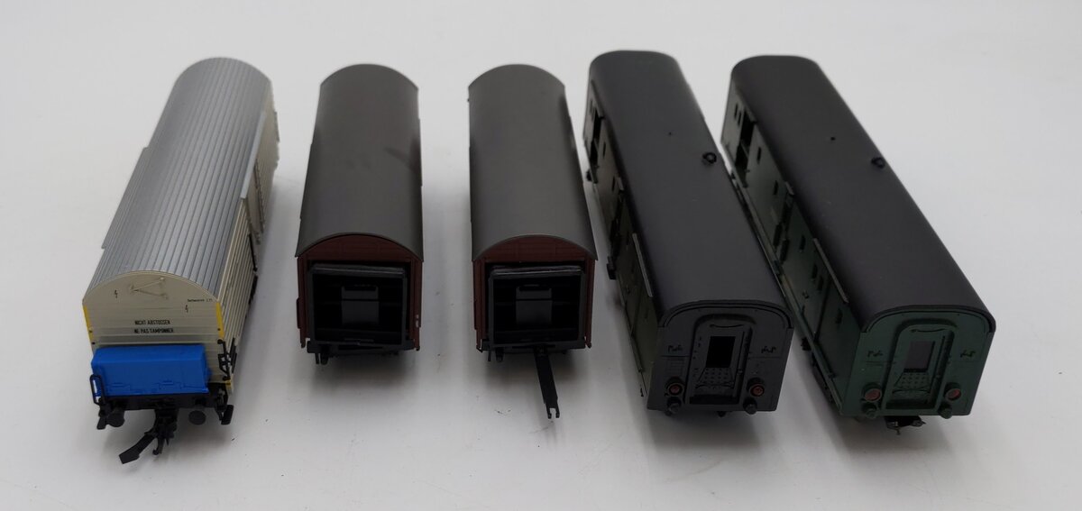 Ho Scale Assorted Freight Cars [5] VG