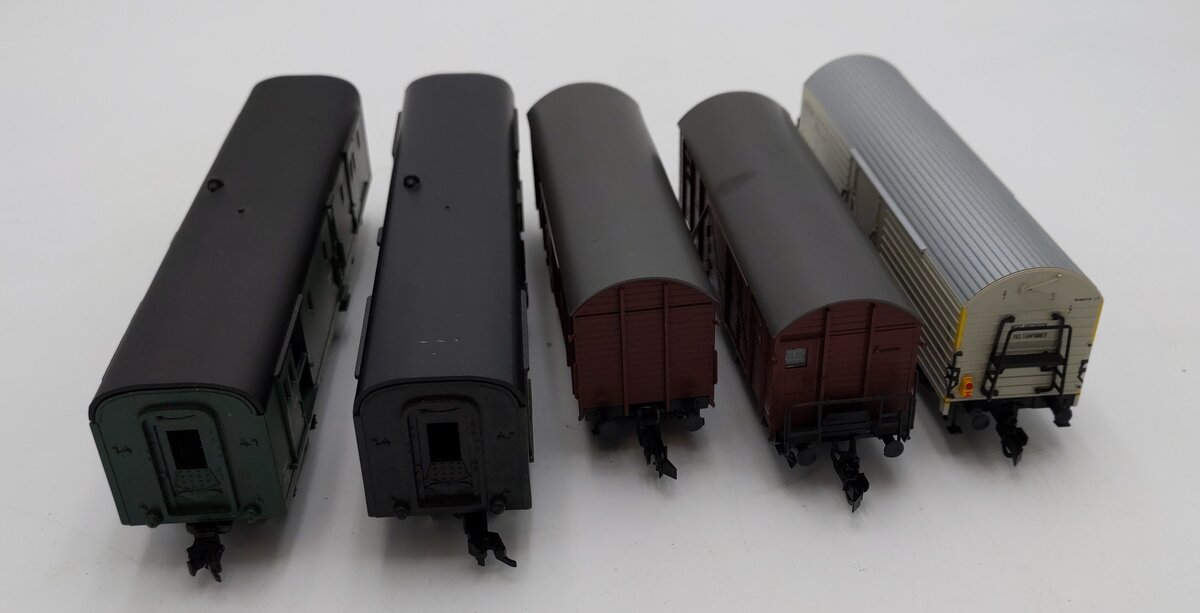 Ho Scale Assorted Freight Cars [5] VG