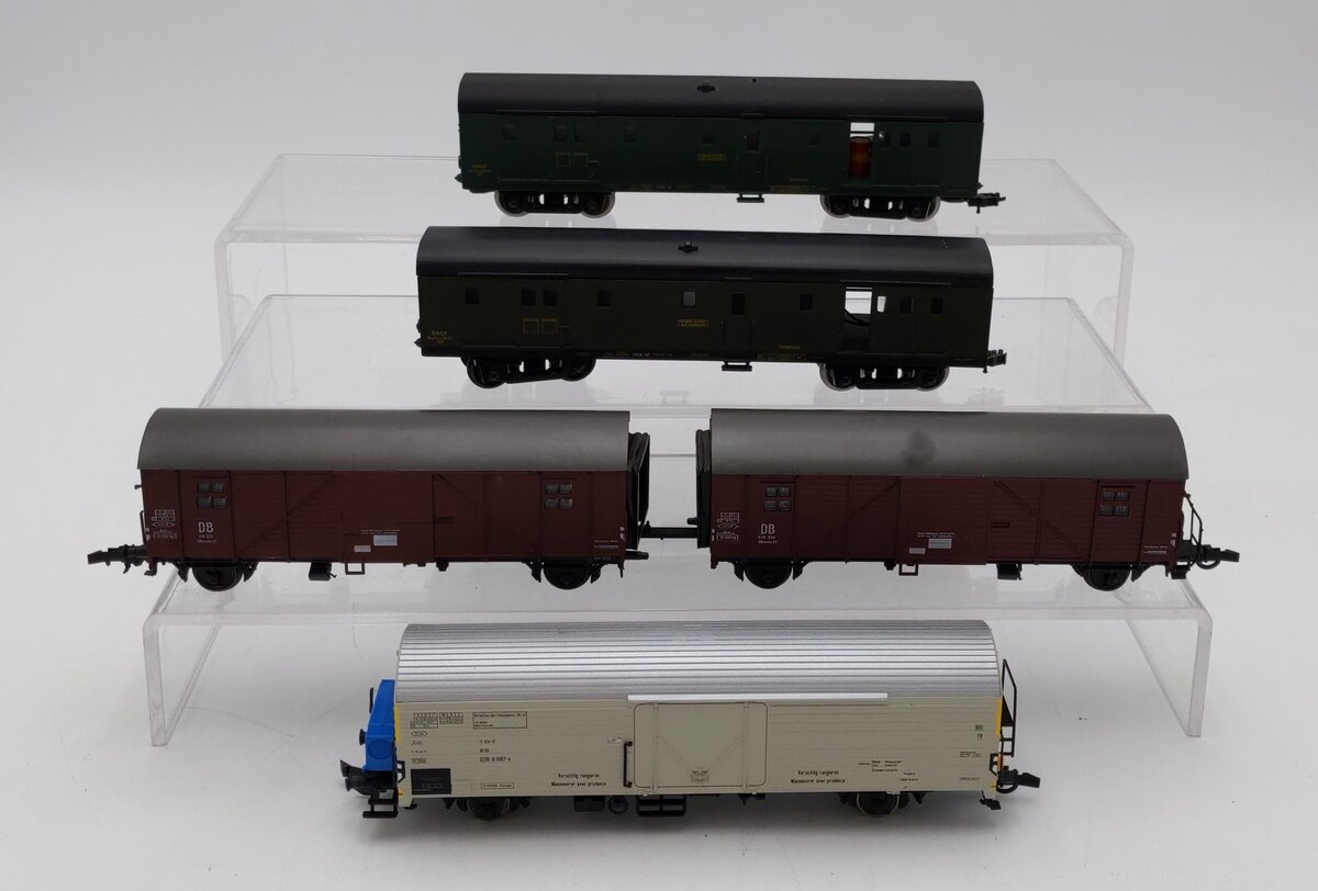 Ho Scale Assorted Freight Cars [5] VG