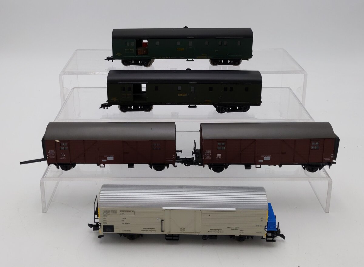 Ho Scale Assorted Freight Cars [5] VG