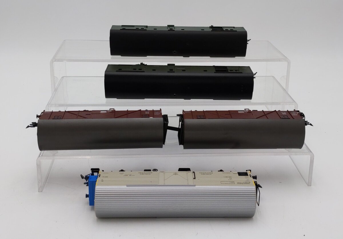 Ho Scale Assorted Freight Cars [5] VG
