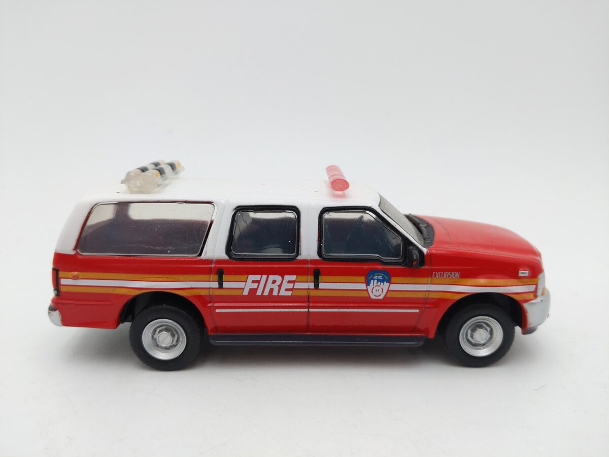 AmerCom FM03031 1:50 2004 Fire Department of New York Ford Excursion XLT EX