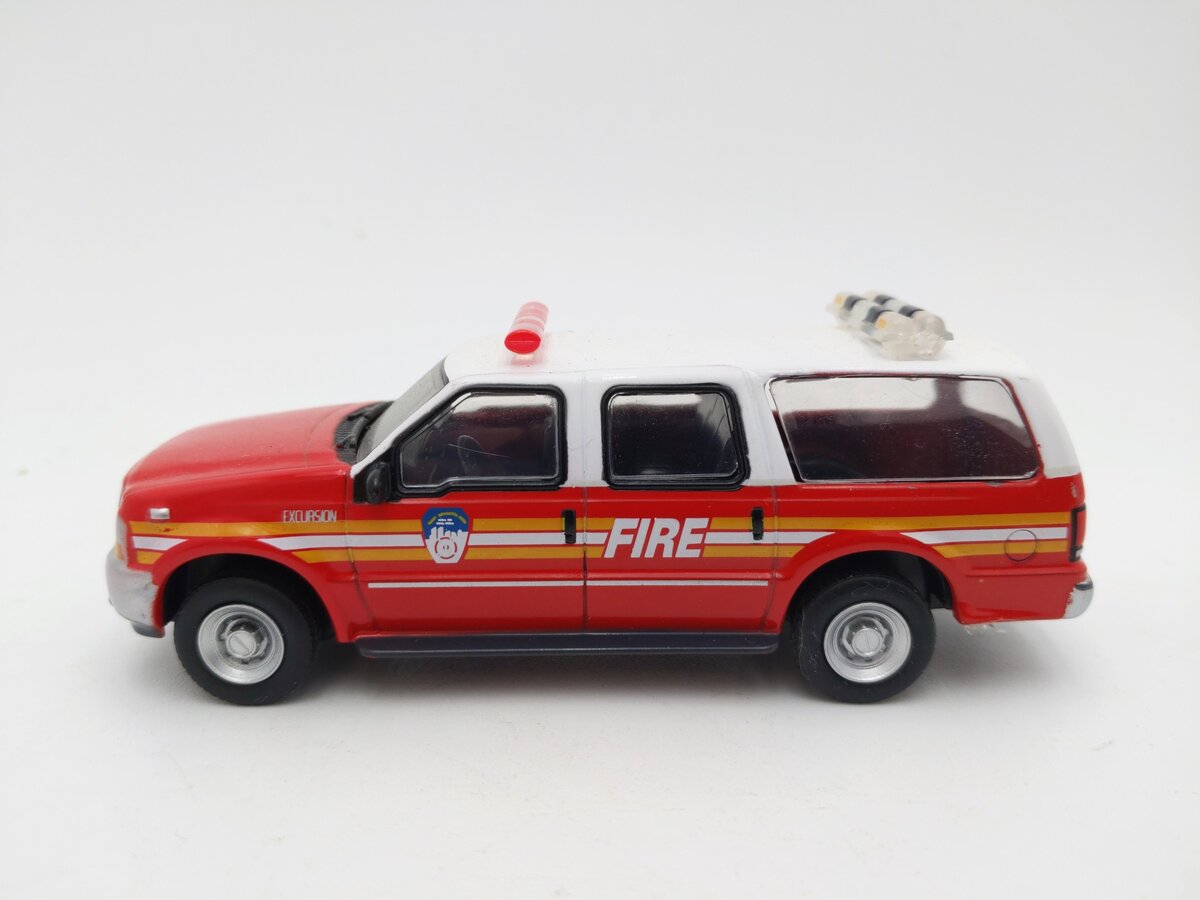 AmerCom FM03031 1:50 2004 Fire Department of New York Ford Excursion XLT EX