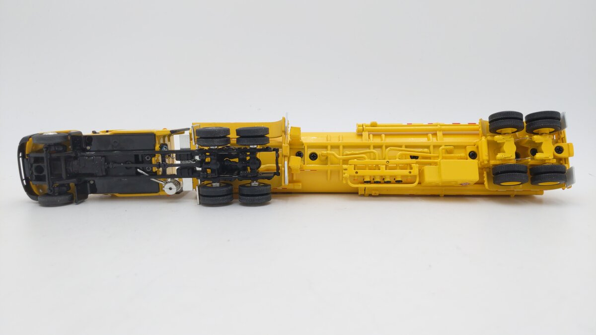 First Gear 1:64 Yellow Freightliner Century D-A Lubricant Company Tanker Trailer EX