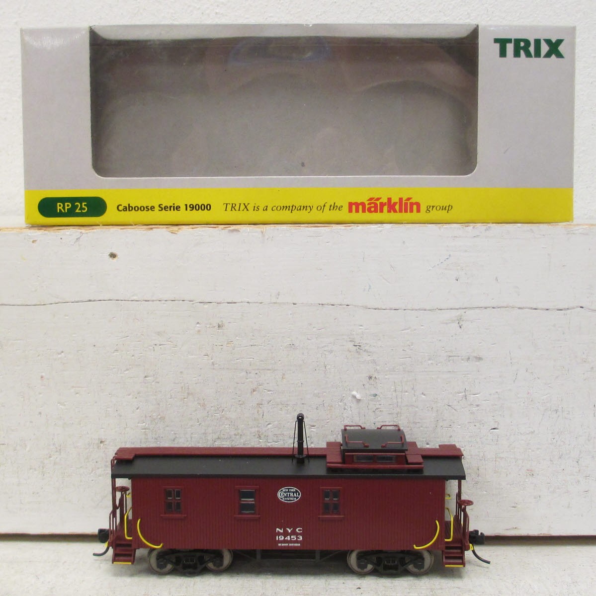 Trix 24909 HO Scale New York Central RP25 Caboose #19453 LN