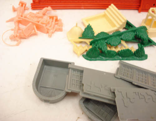 K-Line K4061 O Scale K-Lineville School & Playground Building Kit