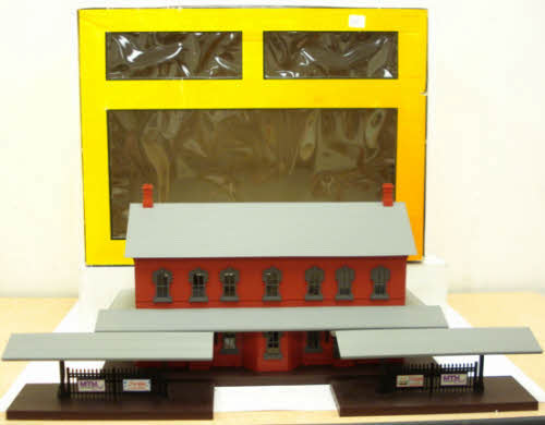 MTH 30-9014 O Gauge Red Stone Passenger Station with 2 Platforms