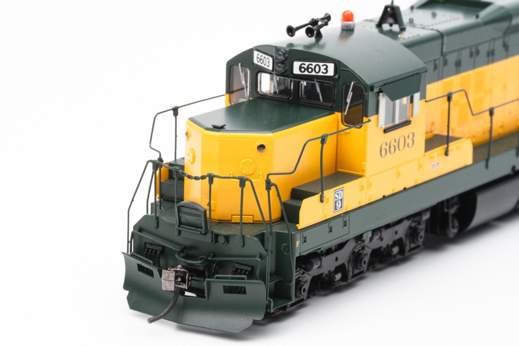Rapido Trains 050618 HO C&NW EMD SD9 Diesel Locomotive DC/DCC/Sound #6603
