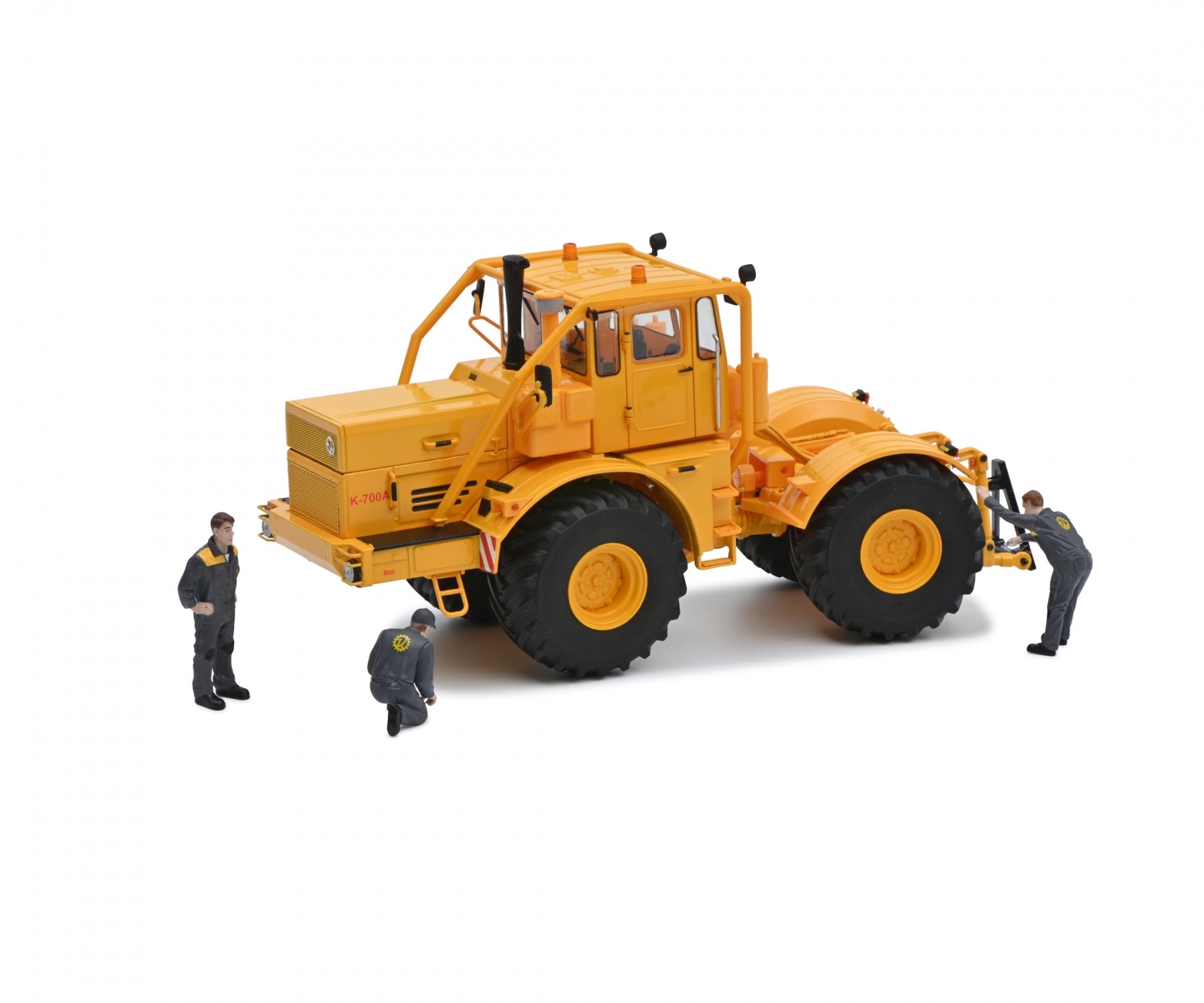 Schuco 450784600 1:32 Kirovets K-700A Yellow Tractor with Figures