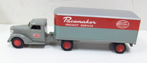 Ertl F248UO 1:32 Scale New York Central Diamond Tractor Trailer Bank