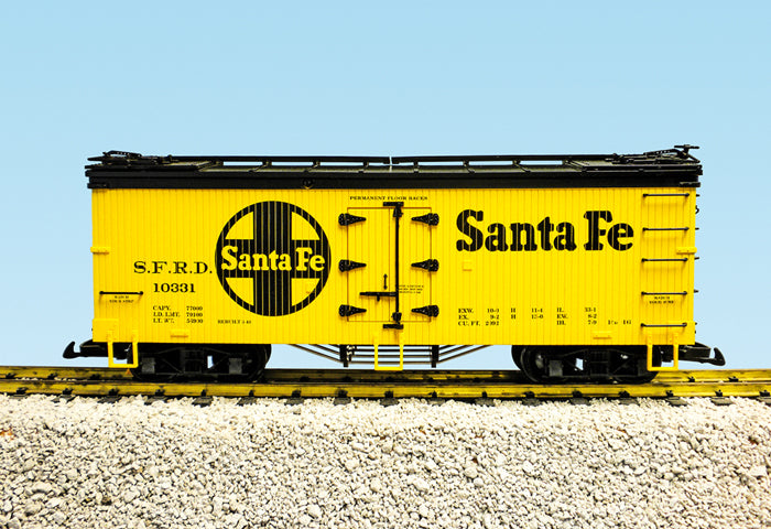 USA Trains R16049 G Santa Fe Yellow/Black Refrigerator Car