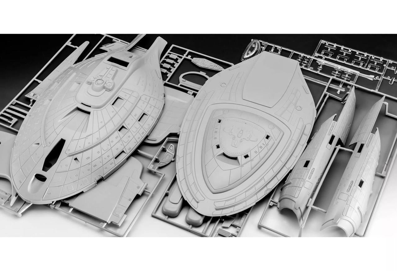 Revell 13604 1:670 Star Trek Voyager U.S.S. Voyager NCC-74656 Plastic Model Kit