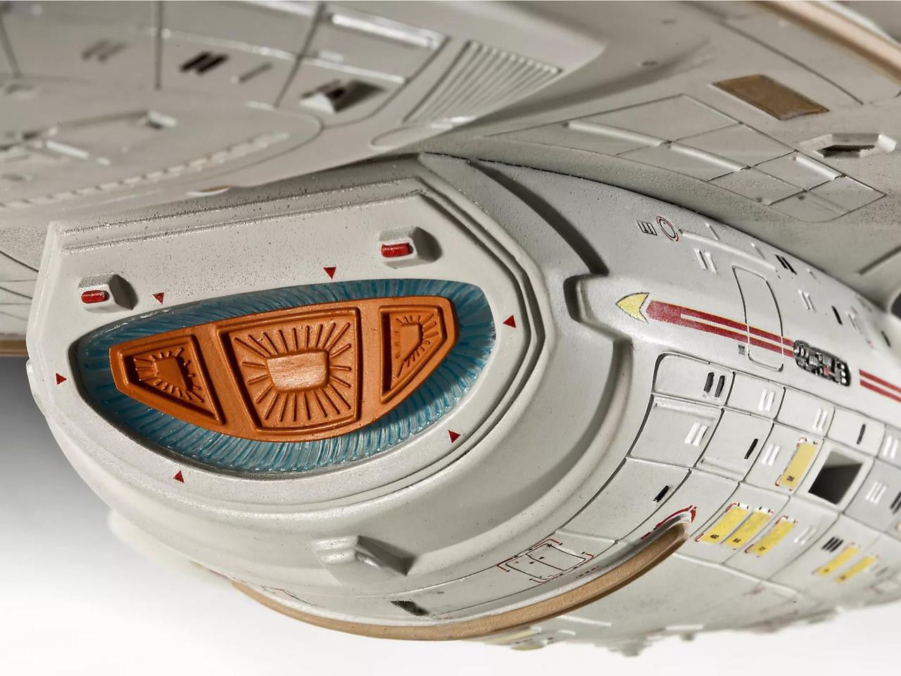 Revell 13604 1:670 Star Trek Voyager U.S.S. Voyager NCC-74656 Plastic Model Kit