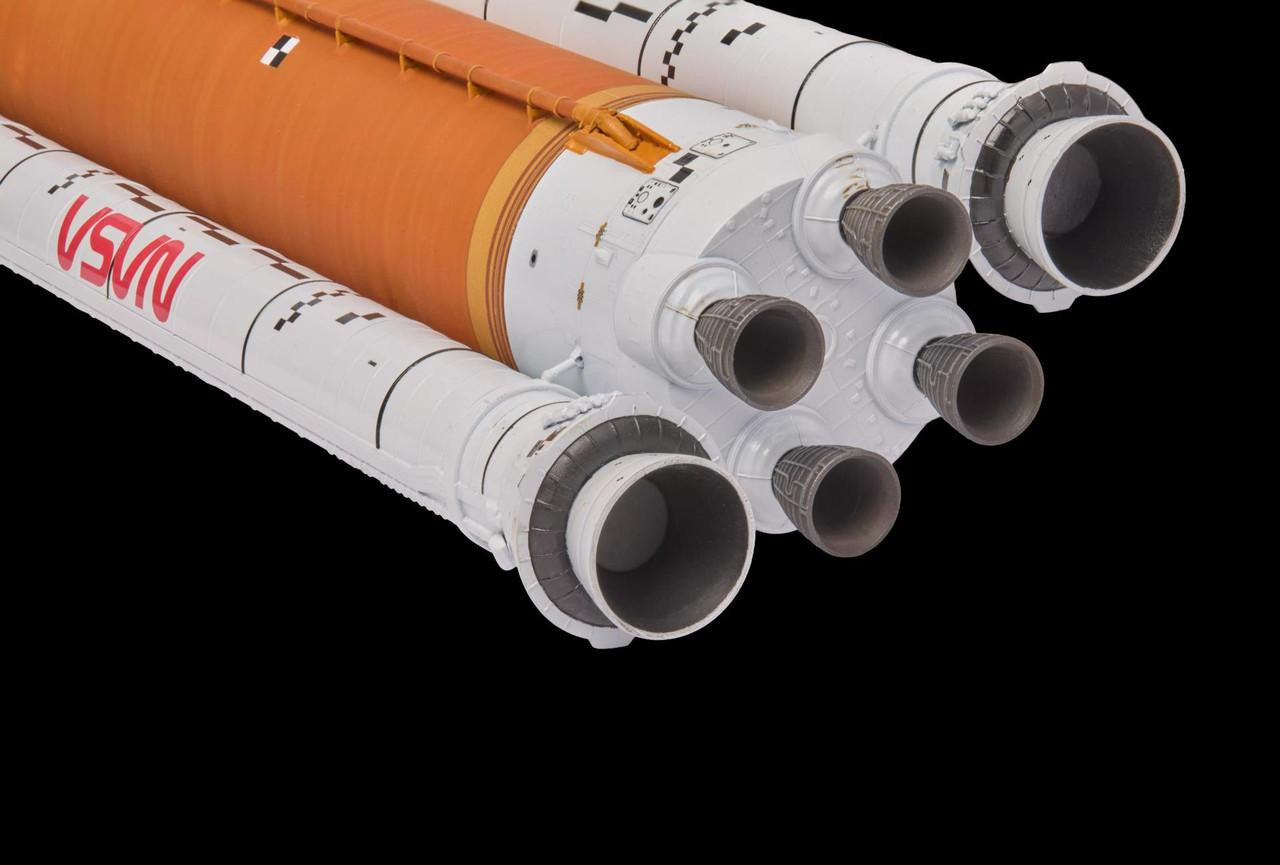 Revell 15877 1:144 NASA Artemis I Space Launch System Plastic Model Kit