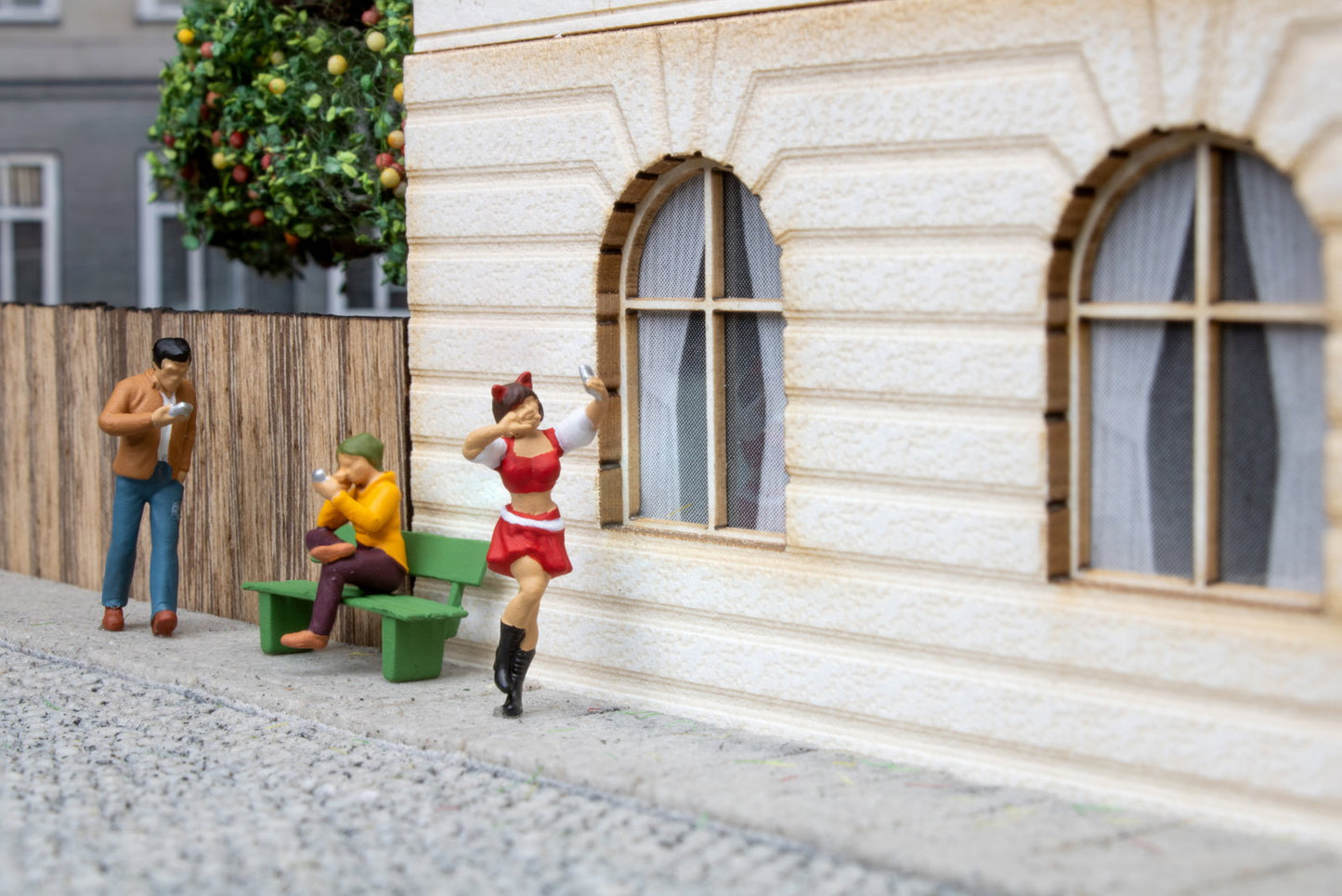 Noch 16609 HO Funny-Scenes 'Smombies' Figure (Set of 3)