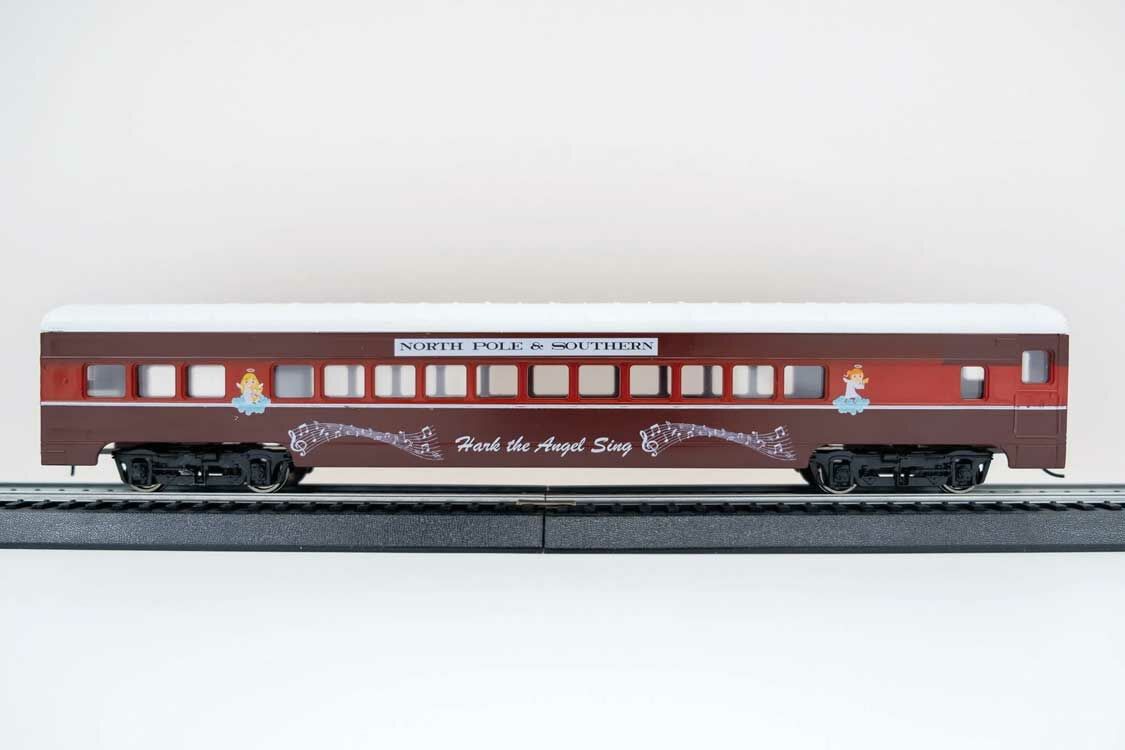 Con-Cor 1007015 HO North Pole & Southern Christmas 2021 Streamlined Coach Kit