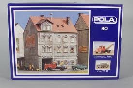 Pola 165 HO Scale Townhouse W/Backyard Garage & Mercedes Breakdown Truck Kit