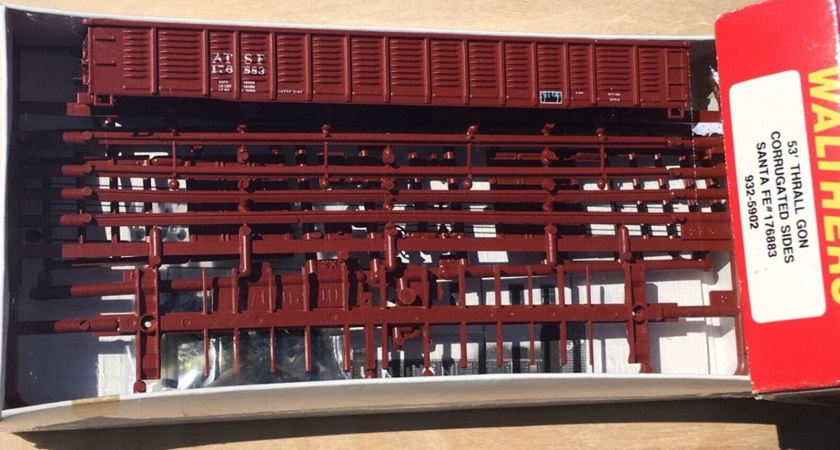 Walthers 932-5902 HO 53' Thrall Gon Corrugated Sides Santa Fe