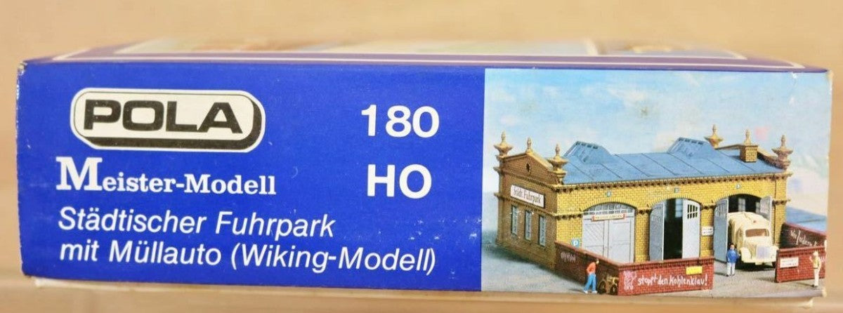 Pola 180 HO Opening Doors with Weathered External Walls Building Kit