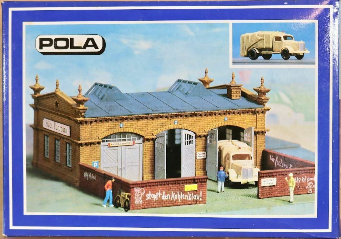 Pola 180 HO Opening Doors with Weathered External Walls Building Kit
