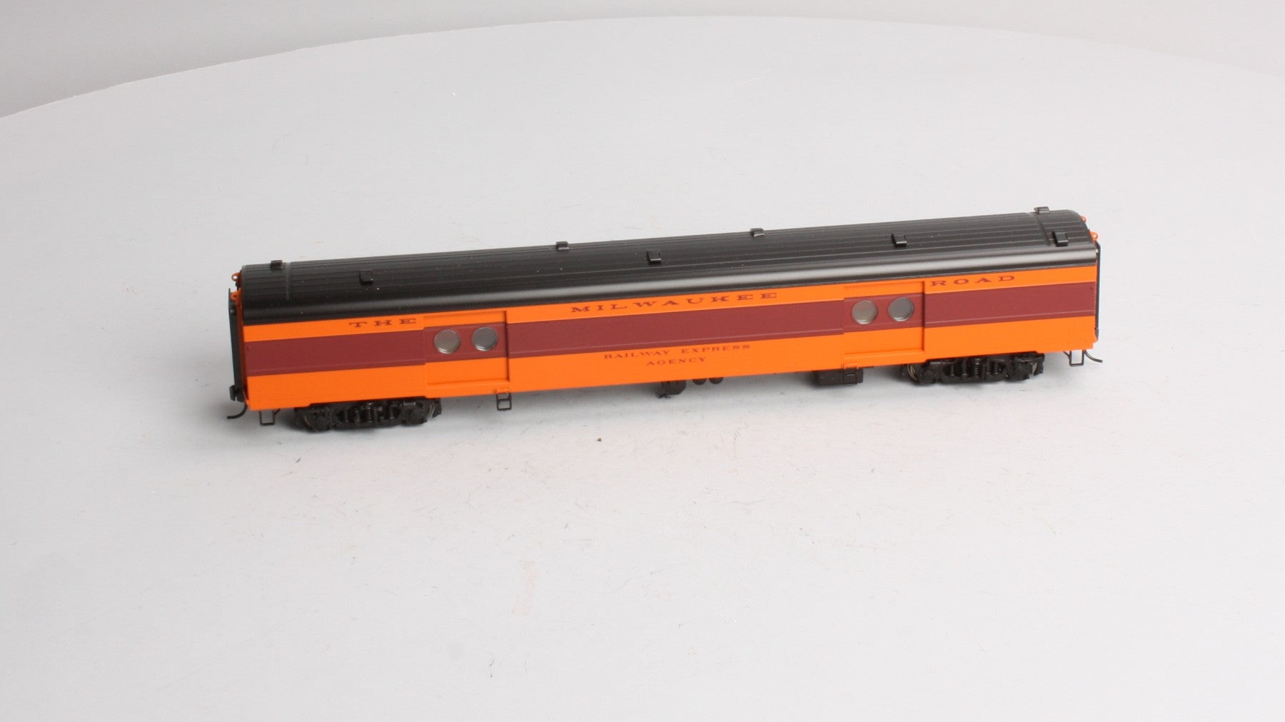 Walthers 932-9209 HO Milkwaukee Road 1955 Twin Cities Hiawatha REA Baggage Car