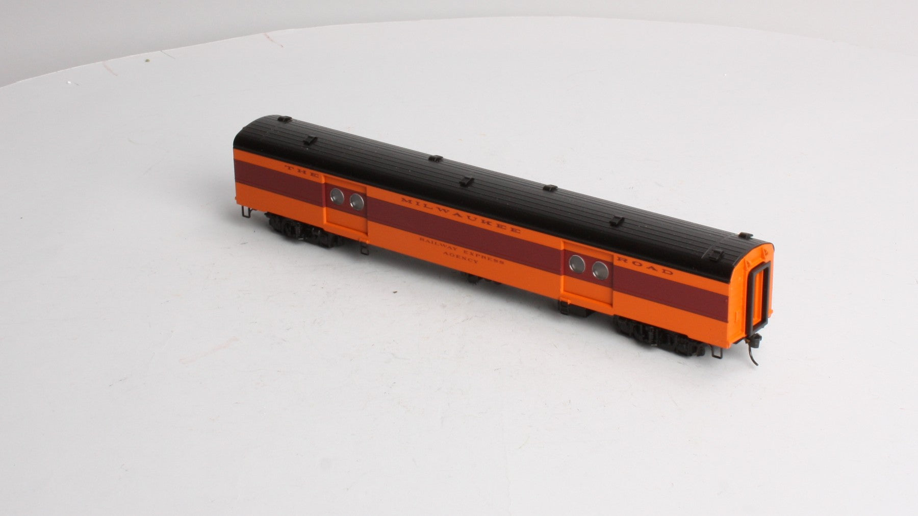 Walthers 932-9209 HO Milkwaukee Road 1955 Twin Cities Hiawatha REA Baggage Car