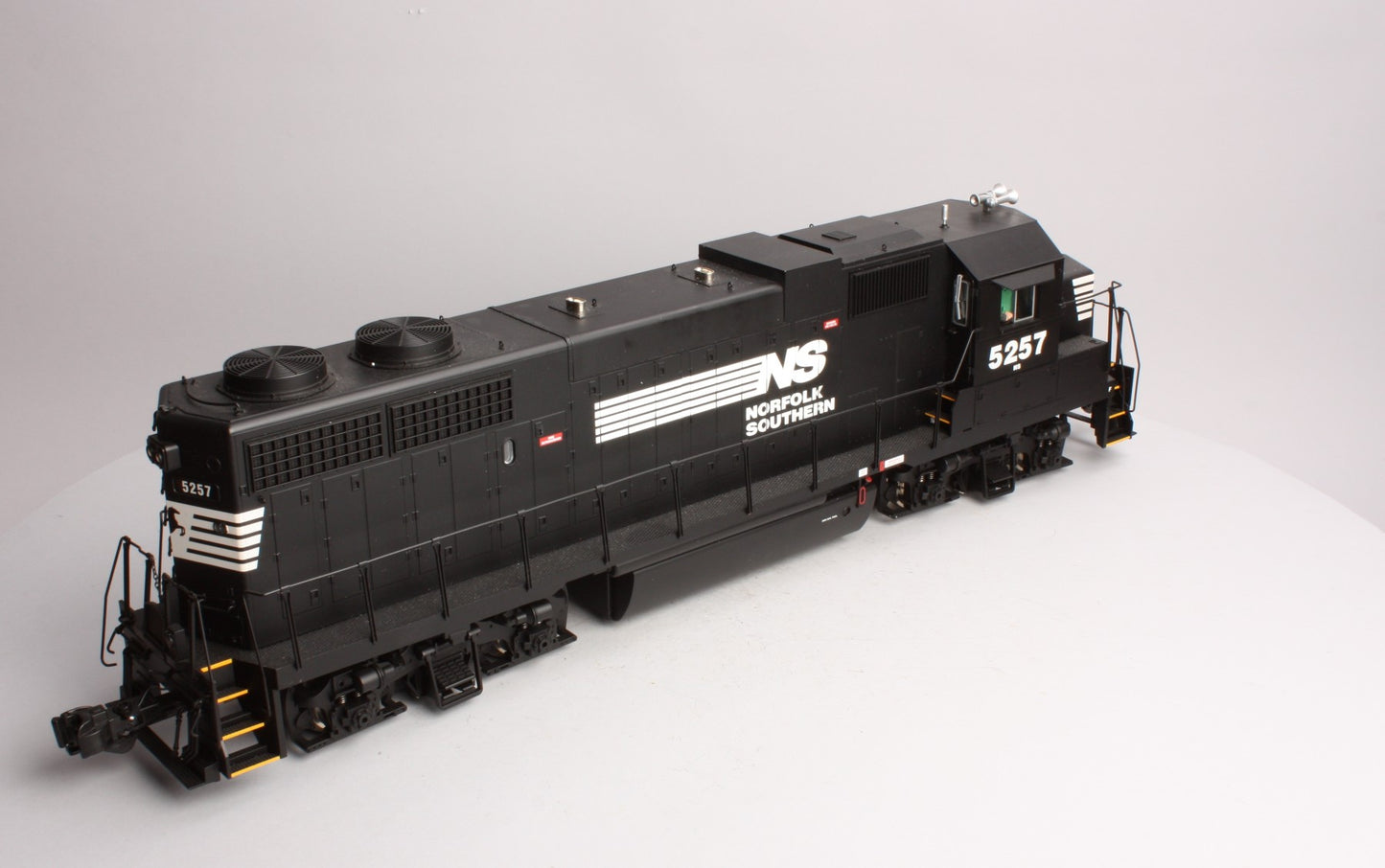 USA Trains 22214 G Norfolk & Southern GP38-2 Powered Diesel Locomotive #5261