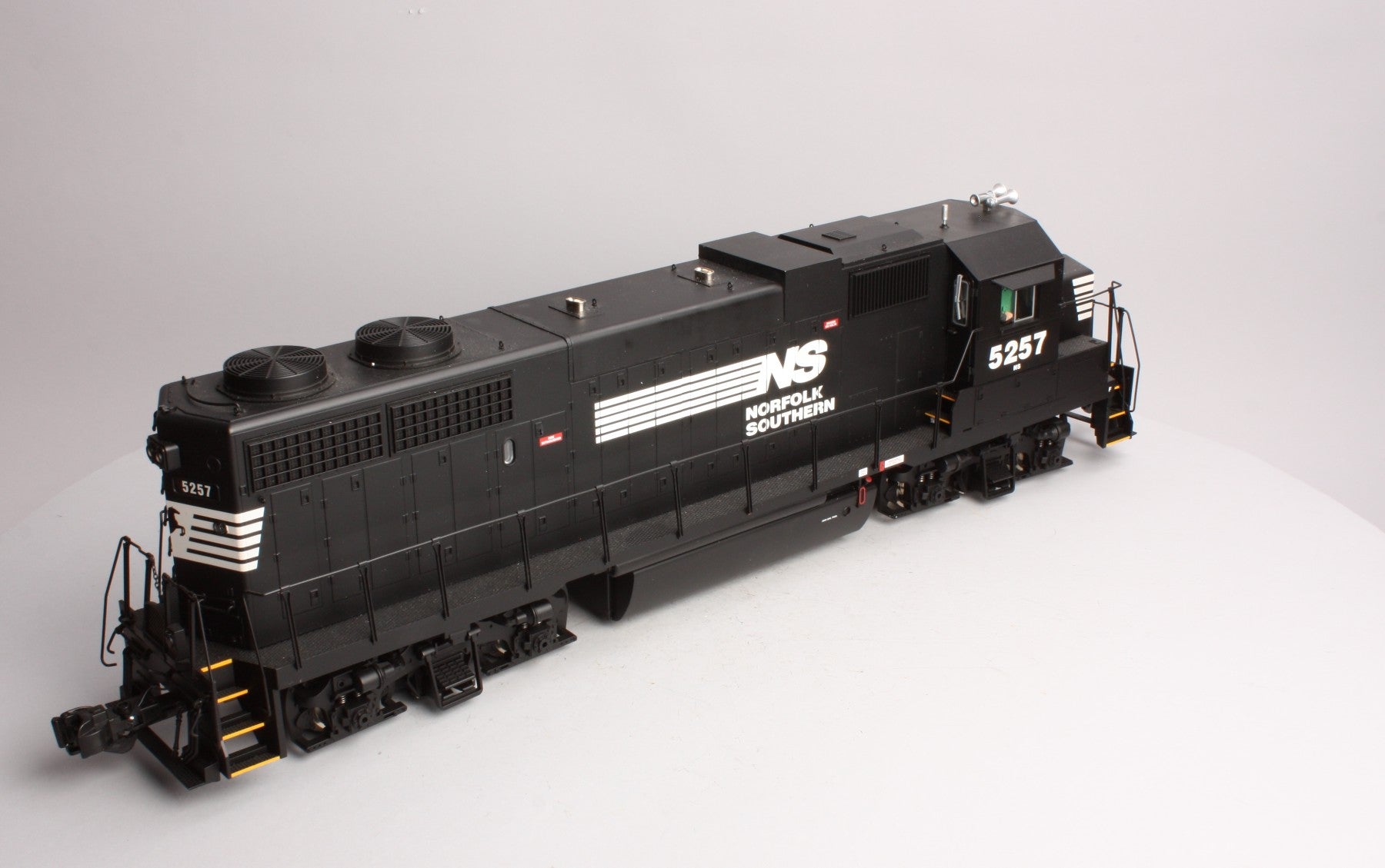 USA Trains 22214 G Norfolk & Southern GP38-2 Powered Diesel Locomotive #5261