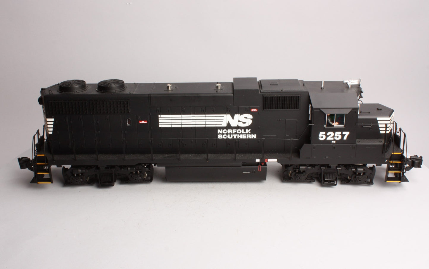 USA Trains 22214 G Norfolk & Southern GP38-2 Powered Diesel Locomotive #5261
