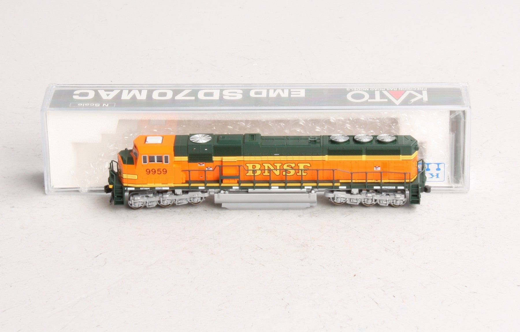 Kato 176-6402 N Scale BNSF SD-70 MAC Diesel Locomotive #9959 – Trainz